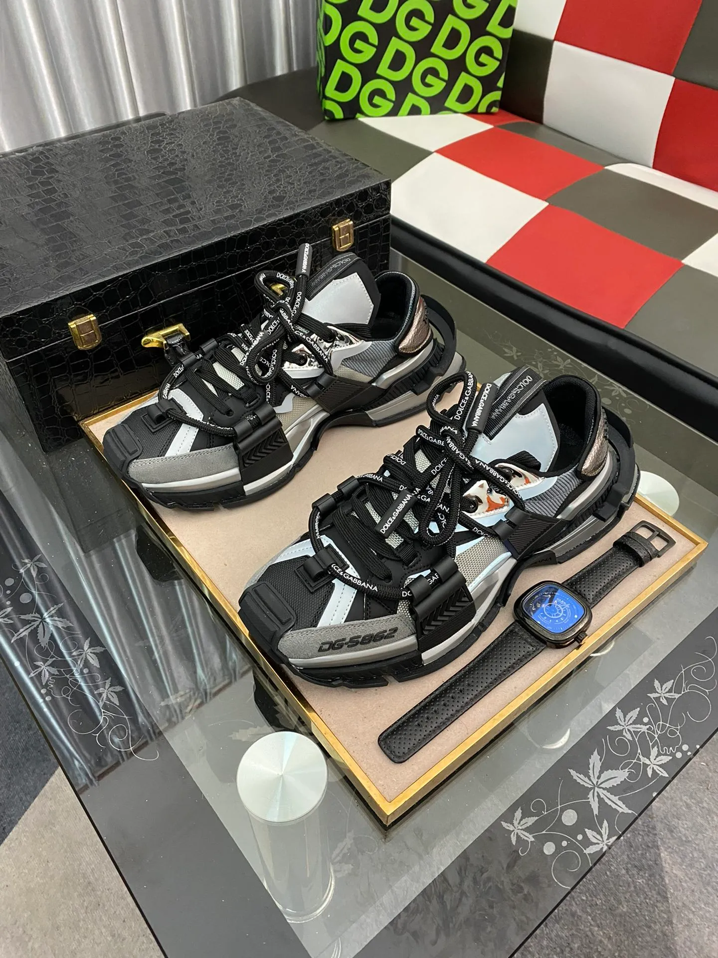 Ex-factory price 680⌚️⌚️ DOLC* & GDB*NA DG Dolce & Gabbana 2022 early spring new casual sports shoes. Daddy shoes DG’s latest development of dad shoes. This sneaker is full of technology. The entire design concept of machine armor. The uppers are all made with heavy craftsmanship. Both shoes are designed with full logos. The materials are all original imported custom fabrics. Many small accessories are made in private molds to try to be indistinguishable from the originals! ! The difference between the original 1:1 molded TPU outsole and the rubber outsole on the market! Size male 38-44